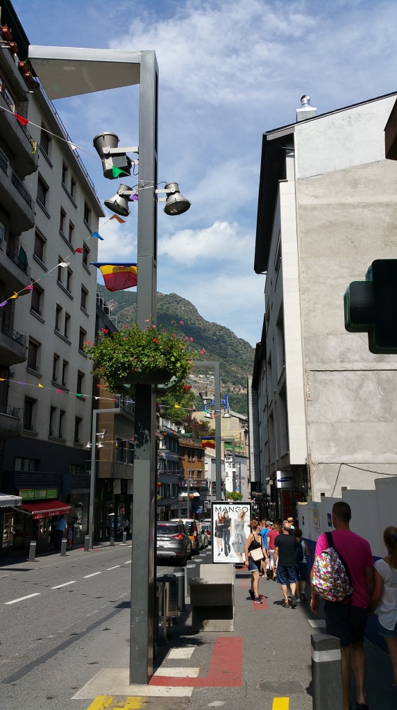 Andorra la Vella. Viandantes en Avenida Meritxell